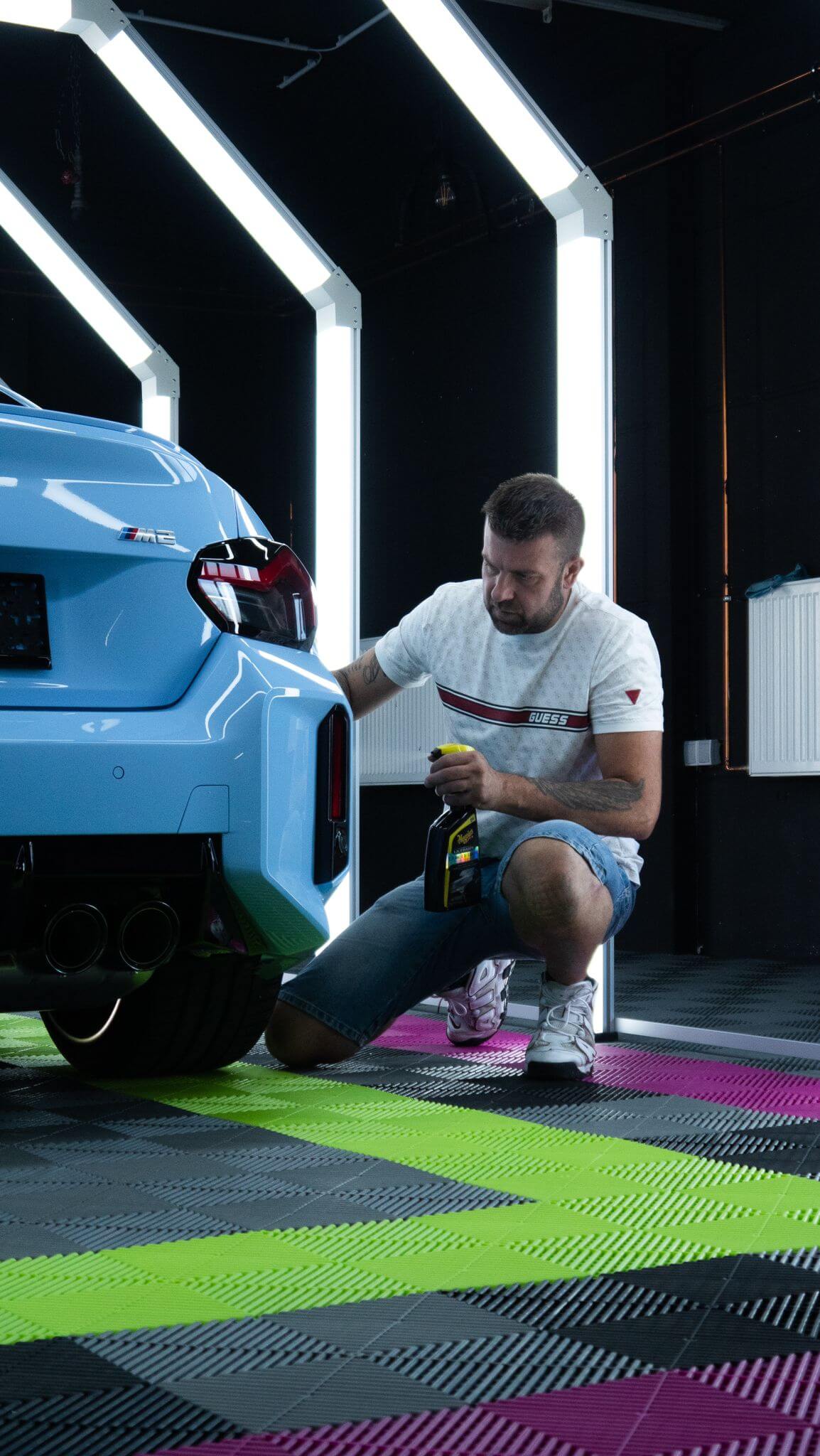 David Novak beim Car Wrapping 