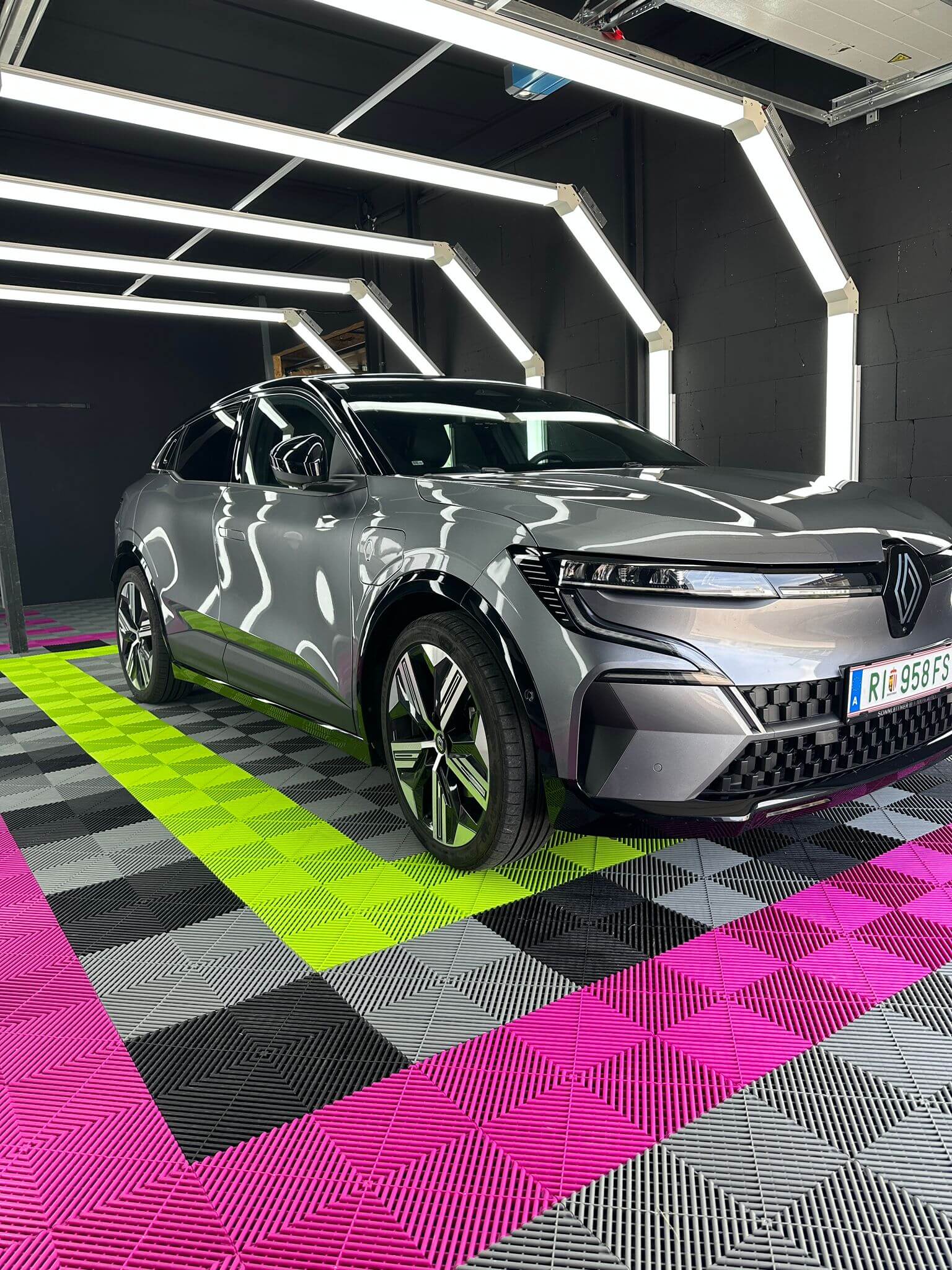 Glänzender Renault nach Car Wrapping und Scheibentönung